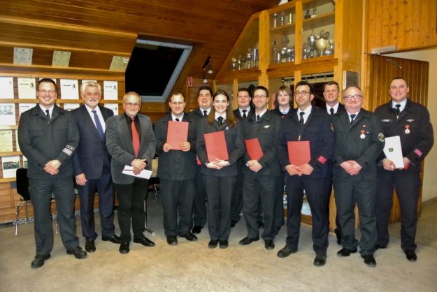 Gruppenfoto der Geehrten und Beförderten (v.l.n.r. René Hermann, Hugo Klein, Helmut Schwindt, Sascha Müller, Gerrit Krimmel, Svenja Täufer, Daniel Simon, Manuel Tausendfreund, Dana Härtel, Vasili Mailis, Christian Hinrichs, Thomas Wauer, Matthias Göbel)