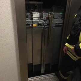 Ein Aufzug in einem mehrstöckigen Wohngebäude war stecken geblieben. Die eingeschlossenen Personen wurde von der Feuerwehr befreit.

Laufende Nummer: 42/2026