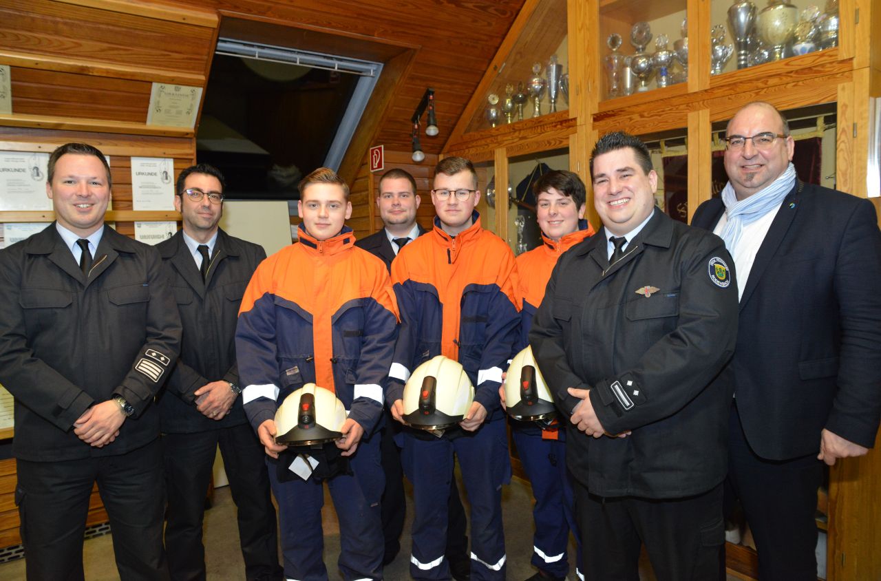 Gruppenfoto der in die Einsatzabteilung übernommenen Jugendlichen (v.l.n.r. René Hermann, Vasili Mailis, Tobias Zahn, Daniel Simon, Lars Hirchenhein, Marius Prellwitz, Gerrit Krimmel, Klaus Schejna)