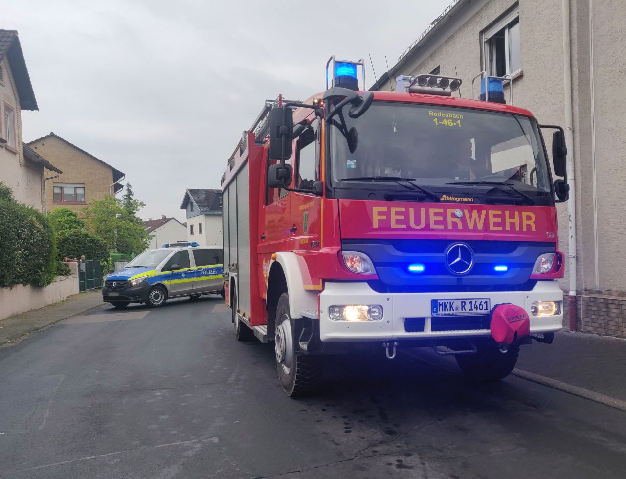 2020_06_10_Zimmerbrand_BSP_HLF_Polizei (1)