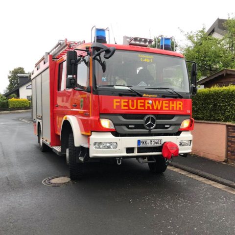 Aus einer Wohnung im 1. OG eines Mehrfamilienhauses drang Wasser in die darunter liegenden Geschosse. Der Zugang zur Wohnung konnte gewaltfrei geschaffen und der weitere Wasseraustritt gestoppt werden...

Laufende Nummer: 26/2026