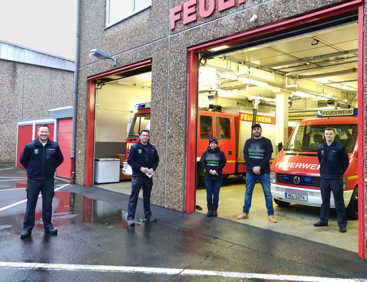 Spendenübergabe v.l.n.r. Gemeindebrandinspektor René Hermann, Gemeindejugendfeuerwehrwart Vasili Mailis, Firma Baumarbeiten Sabrina Hee & Arthur Friedl, Jugendbetreuer Leon Noll