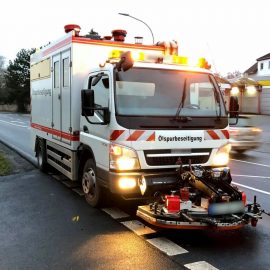 Die Leitung der Feuerwehr wurde zu einer Ölspur in der Barbarossastraße alarmiert. Vor Ort stellte sich heraus, dass es sich um einen Teil der vorherigen Ölspur handelte, welche noch nicht von der Fachfirma gereinigt worden war.

Laufende Nummer: 119/2025