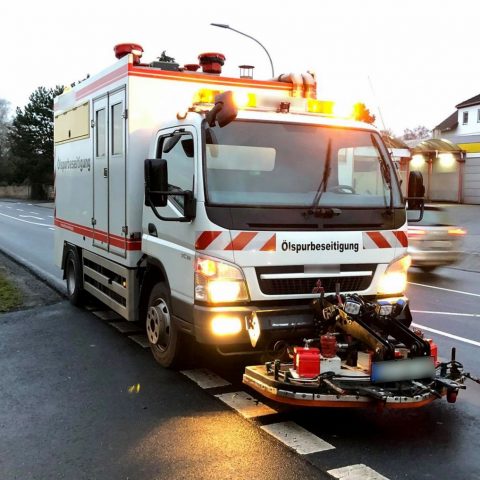 Die Leitung der Feuerwehr wurde zu einer Ölspur in der Barbarossastraße alarmiert. Vor Ort stellte sich heraus, dass es sich um einen Teil der vorherigen Ölspur handelte, welche noch nicht von der Fachfirma gereinigt worden war.

Laufende Nummer: 119/2025
