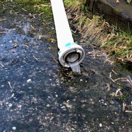 Aufgrund einer defekten Wasserleitung standen mehrere Kellerräume eines Wohnhauses etwa 5 cm unter Wasser. Durch Schließen des Hauptwasserhahns wurde der weitere Wasseraustritt gestoppt und das Wasser mit Hilfe eines Wassersaugers entfernt.

Laufende Nummer: 19/2026