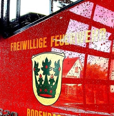 Die Leitung der Feuerwehr wurde durch einen Industriebetrieb in der Industriestraße über ein bereits gelöschtes Feuer im Betrieb informiert. Dort war zuvor die Kunststoffverkleidung eines Beckens im Bereich der Galvanik in Brand geraten. Der Entstehungsbrand war durch das anwesende Personal gelöscht worden...

Laufende Nummer: 92/2026