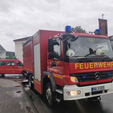 Die Leitung der Feuerwehr wurde von der Leitstelle zur Erkundung einer Betriebsmittelspur in die Würzburger Straße alarmiert. Mit Hilfe des telefonisch nachgeforderten GW-L1 wurden die Verunreinigungen auf einer Länge von ca. 400m mittels Flüssigentölungsmittel beseitigt.&nbsp;

Laufende Nummer: 91/2026