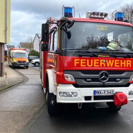 Die Feuerwehr Rodenbach wurde zusammen mit der Drehleiterkomponente der Feuerwehr Langenselbold und dem Rettungsdienst zu einem Zimmerbrand in die Heinrich-Heine-Straße alarmiert..

Laufende Nummer: 15/2026