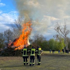 Beim Osterfeuer des Fördervereins der Freiwilligen Feuerwehr Niederrodenbach wurde der Brandsicherheitsdienst durchgeführt…

Laufende Nummer: 31/2026