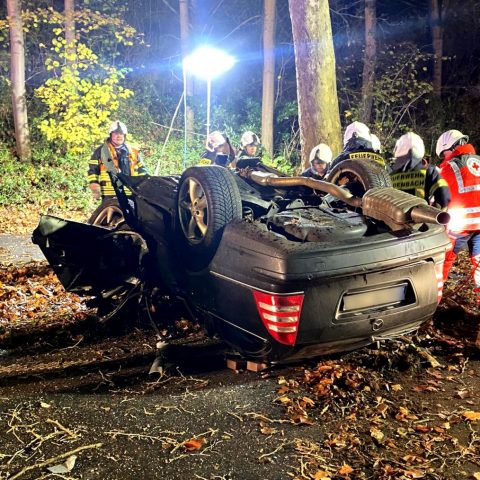 Die Feuerwehr Rodenbach wurde zusammen mit dem Rettungsdienst am Freitagabend gegen 17:45 Uhr zu einem Verkehrsunfall mit einer eingeklemmten Person auf die Landesstraße zwischen ...

Laufende Nummer: 97/2023