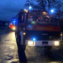 Anwohner meldeten eine Rauchentwicklung, wahrnehmbaren Feuerschein und Funkenflug im Bereich des Alten Ortskerns. Der Bereich wurde erkundet. Dabei konnte ein Lagerfeuer in einer Feuerschale in der Kirchstraße als Ursache ...

Laufende Nummer: 88/2025