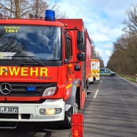 Die Leitung der Feuerwehr wurde von der Leitstelle zur Erkundung einer Einsatzstelle in die Bahnhofstraße entsandt. Dort war es in einem Schuppen bei der Entnahme von Heizöl aus einem Tank zu einem Austritt von ca. 30-40 Litern gekommen. Die Ausbreitung war bereits durch die Bewohner...

Laufende Nummer: 5/2026