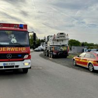 Die Leitung der Feuerwehr Rodenbach wurde von der Leitstelle zur Erkundung eines Kraftstoffaustritts in den Sonnenring entsandt. Dort lief Dieselkraftstoff aus einem Mobilkran aus. Nach Druckentlastung des Tanks wurden ...

Laufende Nummer: 34/2024