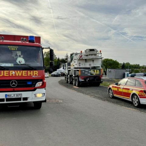 Die Leitung der Feuerwehr Rodenbach wurde von der Leitstelle zur Erkundung eines Kraftstoffaustritts in den Sonnenring entsandt. Dort lief Dieselkraftstoff aus einem Mobilkran aus. Nach Druckentlastung des Tanks wurden ...

Laufende Nummer: 34/2024
