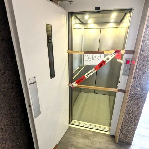 Ein Aufzug in einem mehrstöckigen Wohngebäude war stecken geblieben. Die eingeschlossene Person wurden von der Feuerwehr befreit.

Laufende Nummer: 38/2024