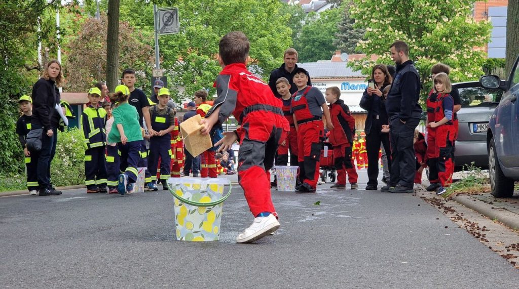 Am vergangenen Samstag, den 04.05.2024, zeigte die Bambinifeuerwehr Rodenbach beim Gaudiwettkampf in Schöneck Kilianstädten vollen Einsatz und Engagement. Mit insgesamt zwei ...