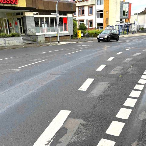 Die Leitung der Feuerwehr wurde von der Leitstelle über eine größere Betriebsmittelspur beginnend im Ortsgebiet Rodenbach über Erlensee bis ins Stadtgebiet Hanau informiert. Nach der ersten Erkundung wurde ...

Laufende Nummer: 111/2024