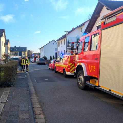 Die Feuerwehr Rodenbach wurde zusammen mit der Drehleiterkomponente der Feuerwehr Langenselbold und dem Rettungsdienst am Samstagnachmittag zu einer Rauchentwicklung in einem Mehrfamilienhaus in der Albert-Schweitzer-Straße alarmiert. Vor Ort konnte ...

Laufende Nummer: 12/2025