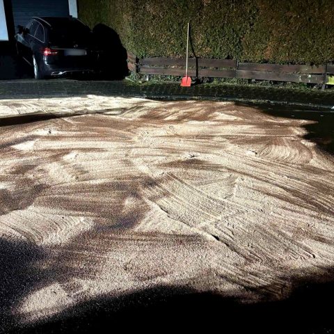 Im Wendehammer der Ulmenstraße befand sich eine ca. 3 mal 5 Meter große Betriebsmittellache. Im weiteren Verlauf meldete sich der Verursacher und gab an, mit seinem defekten Fahrzeug im Bereich Adolf-Reichwein-Straße Ecke Hanauer Landstraße zu ...

Laufende Nummer: 20/2025
