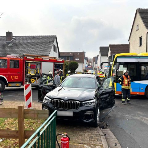 Die Feuerwehr Rodenbach wurde zusammen mit dem Rettungsdienst am Dienstagmittag gegen 13 Uhr zu einem Verkehrsunfall mit eingeklemmten Personen ...

Laufende Nummer: 27/2025