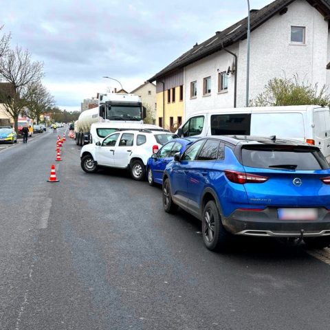 Am Mittwochmittag gegen 12 Uhr verlor die Fahrerin eines Gefahrgut-LKW in der Ortsdurchfahrt von Niederrodenbach die Kontrolle über ihr Fahrzeug und prallte in 5 auf der Gegenseite wartende ...

Laufende Nummer: 32/2025