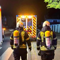 Am Donnerstagabend gegen 22 Uhr wurde der Rettungsdienst zunächst zu einem Hausnotrufeinsatz in der Straße In der Gartel alarmiert. Beim Betreten des Einfamilienhauses stellten die Einsatzkräfte ...

Laufende Nummer: 36/2025