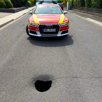 Die Leitung der Feuerwehr Rodenbach wurde zur Absicherung eines Straßeneinbruchs in den Südring entsandt. Dort war ein etwa 60 cm breites Loch in der Fahrbahndecke sichtbar. Ein örtliches Unternehmen ...

Laufende Nummer: 58/2025