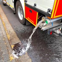 Die Feuerwehr Rodenbach wurde zu einem Kleinfeuer in den Bereich Ahornweg / Gartenstraße gerufen. Vor Ort hatte sich Laub in einem Gully entzündet, der kurzerhand ...

Laufende Nummer: 66/2025