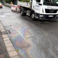 Die Leitung der Feuerwehr wurde über eine Ölspur im Ortsgebiet (Jahnstraße, Birkenstraße, Erlenbuschweg und Frankfurter Straße) informiert. Die Verunreinigungen ...

Laufende Nummer: 70/2025