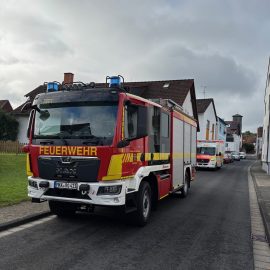 Auf der Rückfahrt vom vorherigen Einsatz Ölspur wurden die Einsatzkräfte von der Leitstelle angesprochen und zu einer Tragehilfe für den Rettungsdienst entsandt. Ein Patient musste aufgrund eines medizinischen Notfalls mittels Tragetuch aus dem 1. OG zum Rettungswagen verbracht werden.

Laufende Nummer: 99/2025