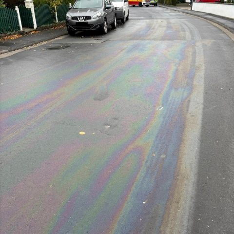 Die Leitung der Feuerwehr wurde über eine Betriebsmittelspur im Nordring informiert. Nach Absicherung der Einsatzstelle wurden die Verunreinigungen auf einer Gesamtfläche von ca. 6 m Breite und 150 Meter Länge mittels Flüssigentölungsmittel beseitigt...

Laufende Nummer: 105/2025