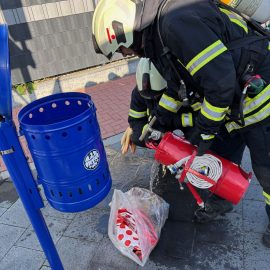 Die Feuerwehr Rodenbach wurde zu einem brennenden Müllcontainer in der Adolf-Reichwein-Straße alarmiert, welcher sich vor Ort als kokelnder Mülleimer entpuppte. Dieser wurde mit einem Kleinlöschgerät abgelöscht...

Laufende Nummer: 106/2025