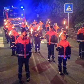 Die Feuerwehr Rodenbach sicherte den Kerbumzug vom Rathaus bis ins Alte Dorf ab. Zum Ablöschen der Fackeln wurde ein Wasserbehältnis bereitgestellt. Traditionell ist auch die…

Laufende Nummer: 107/2025