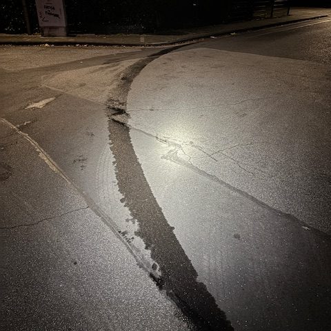 Die Leitung der Feuerwehr wurde über eine Betriebsmittelspur im Bereich Forststraße/Auheimer Straße informiert. Vor Ort hatte ein Kastenwagen Betriebsmittel von der Ladefläche verloren…

Laufende Nummer: 114/2025