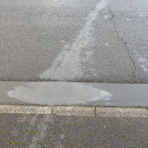 Die Leitung der Feuerwehr wurde über eine größere Betriebsmittelspur beginnend im Bereich Schulweg/ Alzenauer Straße informiert. Nach der ersten Erkundung stellte sich heraus, dass sich die Spur...

Laufende Nummer: 118/2025