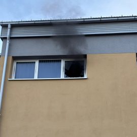 Die Feuerwehr Rodenbach wurde am Montagnachmittag gegen 15:00 Uhr zusammen mit der Drehleiterkomponente der Feuerwehr Langenselbold und dem Rettungsdienst zu einem Feuer in die Adolf-Reichwein-Schule alarmiert. Dort war es im 1. Obergeschoss des Förderstufengebäudes in einer Schülertoilette zu einem Brand gekommen...

Laufende Nummer: 116/2025
