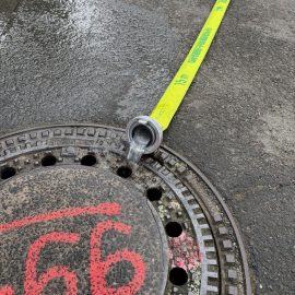 Durch einen Rohrbruch im Außenbereich drang Wasser in die beiden Keller eines Doppelhauses. Das Wasser stand bei Eintreffen der Einsatzkräfte ca. 3 cm hoch und breitete sich auf andere Räume aus...

Laufende Nummer: 117/2025