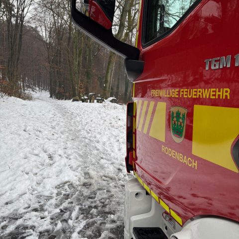 Die Leitung der Feuerwehr Rodenbach wurde über einen medizinischen Notfall im Wald in der Verlängerung der Bergstraße informiert. Dort war eine Person aufgrund der Witterungsverhältnisse gestürzt und hatte sich dabei Verletzungen zugezogen. Mit Hilfe der Schleifkorbtrage wurde die Person...

Laufende Nummer: 9/2026