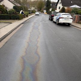 Die Leitung der Feuerwehr wurde zur Erkundung einer größeren Betriebsmittelspur beginnend im Bereich der Bergstraße alarmiert. Nach der ersten Erkundung stellte sich heraus, dass sich die Spur quer durch beide Ortsteile und Richtung Erlensee zog...

Laufende Nummer: 17/2026