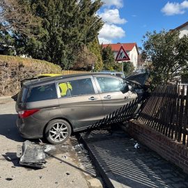 Die Feuerwehr Rodenbach wurde am Sonntagmittag gegen 13:45 Uhr zu Verkehrsunfall in den Bachgrabenweg alarmiert. Aus zunächst unbekannten Gründen hatte dort die Fahrerin eines Mazda die Kontrolle über ihr Fahrzeug verloren, so dass dieses zunächst mit zwei parkenden Fahrzeugen kollidierte...

Laufende Nummer: 21/2026