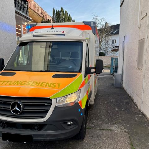 Auf der Rückfahrt vom vorherigen Einsatz Betriebsmittelauslauf wurde die Feuerwehr Rodenbach als Voraushelfer zu einem dringenden medizinischen Notfall in die Hanauer Landstraße entsandt. Die Patientin wurde von den Einsatzkräften erstversorgt und bis zum Eintreffen des Rettungsdienstes betreut...

Laufende Nummer: 23/2026