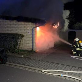 Nächtlicher Brand in Garagenzeile verursacht erheblichen Sachschaden. Die Feuerwehr Rodenbach wurde in der Freitagnacht kurz nach 2 Uhr zusammen mit der Drehleiterkomponente der Feuerwehr Langenselbold, dem Rettungsdienst und dem DRK Rodenbach zunächst zu einer unklaren Rauchentwicklung im Bereich der Leipziger Straße alarmiert...

Laufende Nummer: 27/2026