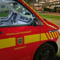 Die Feuerwehr Rodenbach wurde am Mittwochabend zusammen mit dem Rettungsdienst und der Drehleiter Langenselbold zur Unterstützung im Rahmen einer Polizeilage angefordert. Vor Ort wurde die Polizei mit technischem Gerät unterstützt.&nbsp;

Laufende Nummer: 84/2026