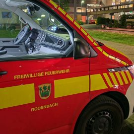 Die Feuerwehr Rodenbach wurde durch die Brandmeldeanlage des Objektes alarmiert. Vor Ort wurde der Meldebereich kontrolliert.&nbsp;Durch eine geplatzte Zuleitung einer Heizung traten größere Mengen heißes Wasser unter Druck aus. Der dabei entstehende Wasserdampf löste mehrere Rauchmelder aus...

Laufende Nummer: 34/2026