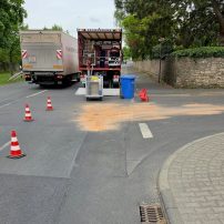 Die Leitung der Feuerwehr wurde durch die Polizei in die Gelnhäuser Straße alarmiert. Hier war es infolge eines Verkehrsunfalles zum Austritt von Betriebsmitteln gekommen. Mit Hilfe des telefonisch nachgeforderten GW-L1 wurden die Verunreinigungen mittels Bindemittel abgestreut und aufgenommen...

Laufende Nummer: 40/2026