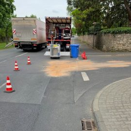 Die Leitung der Feuerwehr wurde durch die Polizei in die Gelnhäuser Straße alarmiert. Hier war es infolge eines Verkehrsunfalles zum Austritt von Betriebsmitteln gekommen. Mit Hilfe des telefonisch nachgeforderten GW-L1 wurden die Verunreinigungen mittels Bindemittel abgestreut und aufgenommen...

Laufende Nummer: 40/2026