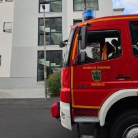 Ein Aufzug in einem mehrstöckigen Wohngebäude war stecken geblieben. Die eingeschlossene Person wurde von der Feuerwehr befreit.

 Laufende Nummer: 48/2026