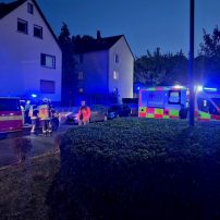 Die Feuerwehr Rodenbach wurde zusammen mit der Drehleiterkomponente der Feuerwehr Langenselbold und dem Rettungsdienst zu einem Feuer mit Menschenleben in Gefahr in die Straße Am Eichenhain alarmiert. In einer Wohnung in einem Mehrfamilienhaus war es zu einem Brand von Speisefett in der Küche gekommen...

Laufende Nummer: 64/2026