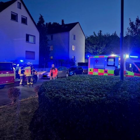 Die Feuerwehr Rodenbach wurde zusammen mit der Drehleiterkomponente der Feuerwehr Langenselbold und dem Rettungsdienst zu einem Feuer mit Menschenleben in Gefahr in die Straße Am Eichenhain alarmiert. In einer Wohnung in einem Mehrfamilienhaus war es zu einem Brand von Speisefett in der Küche gekommen...

Laufende Nummer: 64/2026