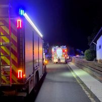 Nachbarn eines Einfamilienhauses nahmen das Piepen eines Heimrauchmelders in einem Wohnhaus wahr. Da niemand auf Klingeln und Klopfen reagierte, alarmierten sie folgerichtig die Feuerwehr.
Während der laufenden Erkundung machte sich eine Bewohnerin bemerkbar und öffnete kurze Zeit später die Tür...

Laufende Nummer: 65/2026